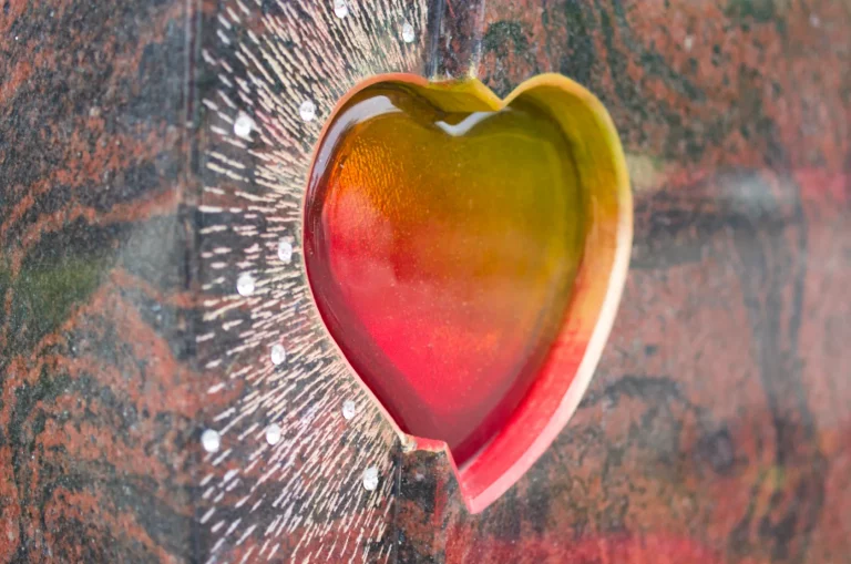 Rotes Herz in einem Grabstein