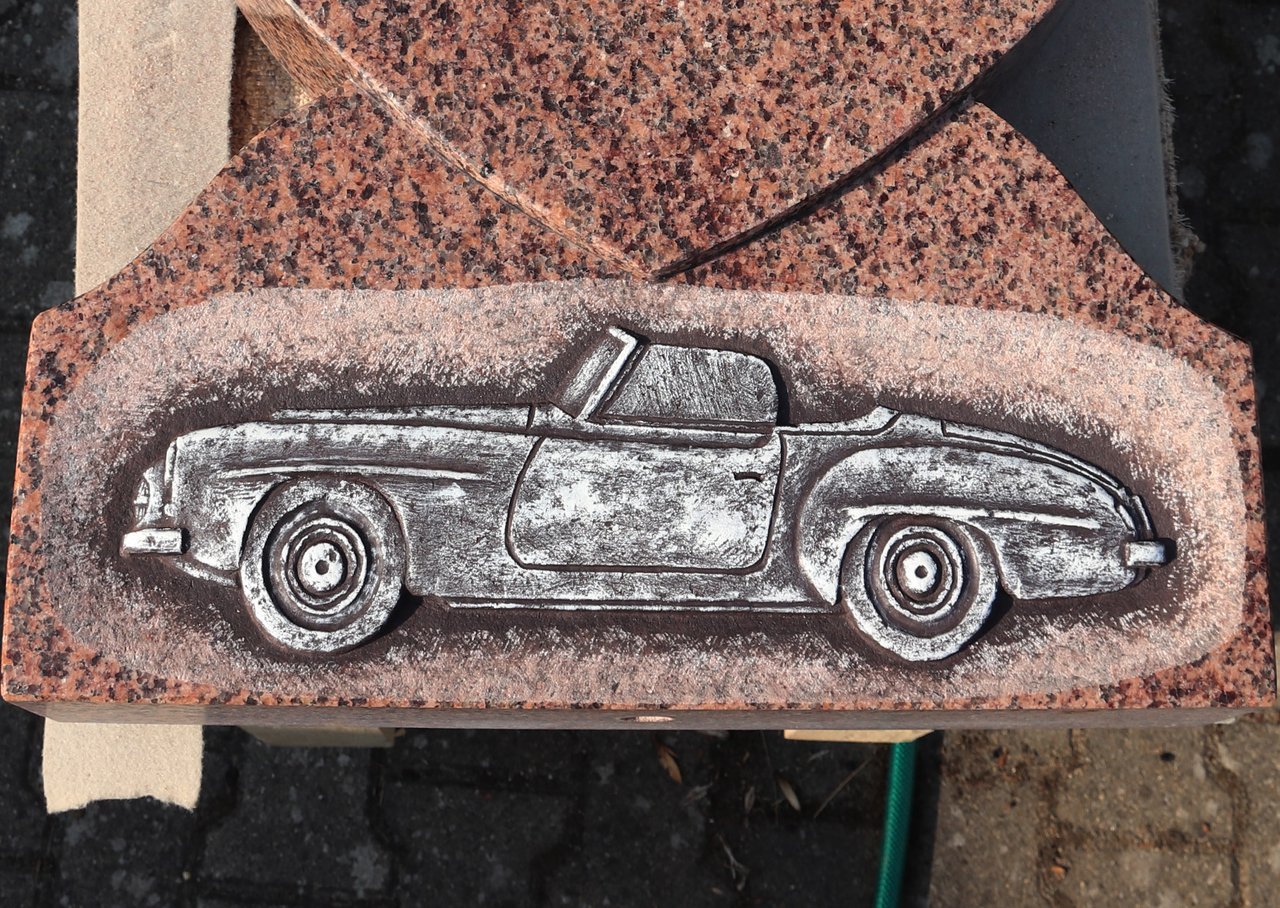 Das fertige Ornament des Mercedes SL auf dem Grabstein