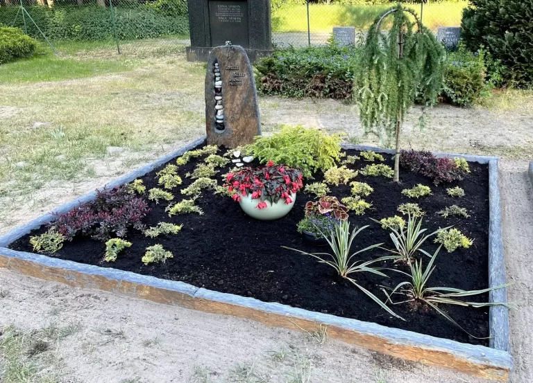 Fertig versetzter Grabstein samt Anlage und Bepflanzung