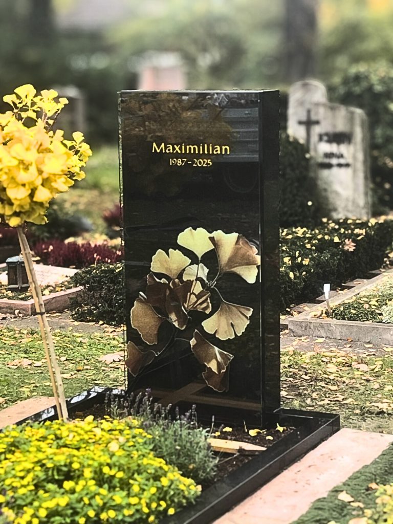 Beispiel Urnengrabstein mit Ginkgobaum auf Glasfront