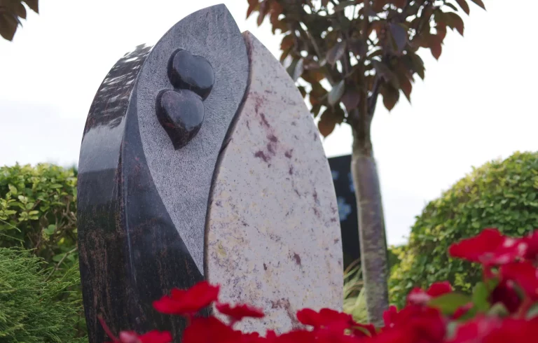 Urnengrabstein zweiteilig mit zwei Herzen