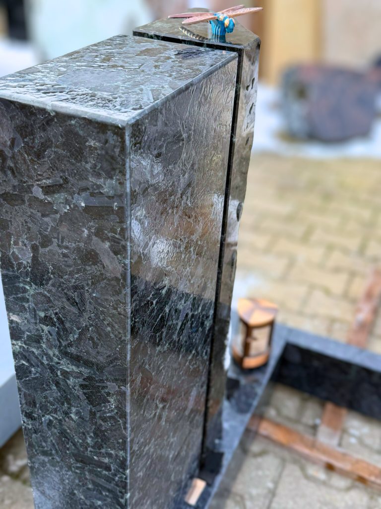 Entstehung Urnengrabanlage Wolga Blue Granit