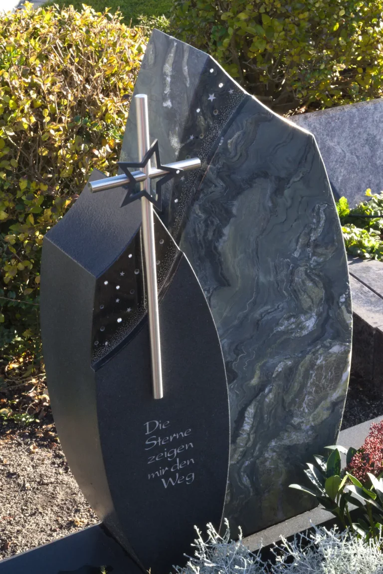 Urnengrabstein mit Edelstahlkreuz und Swarovskisteinen