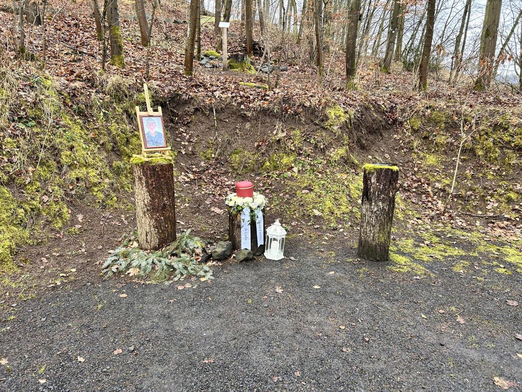 Waldfriedhof: nüchterne Beisetzung einer Urne