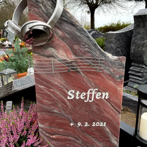 Außergewöhnlicher Grabstein mit Kopfhörer als Symbol