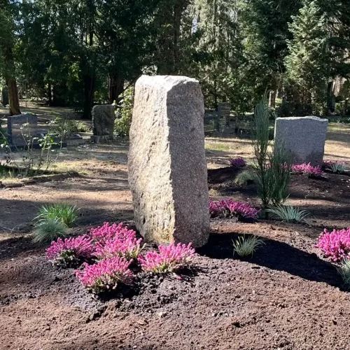 Felsen Beuchaer Kruste in einer Gräbergemeinschaft