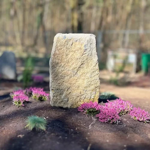 Felsen Beuchaer Kruste in einer Gräbergemeinschaft