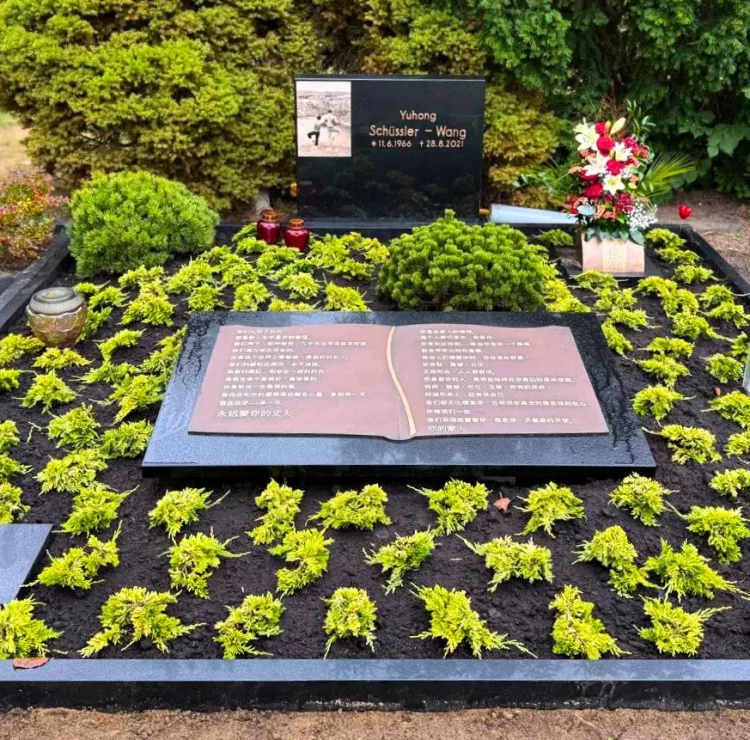 Grabanlage Eigenfertigung mit Bronze-Beschriftung als Buch inkl. Bepflanzung