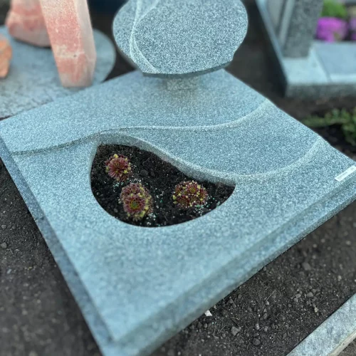 Urnengrabanlage mit Steinmaterial Sora Lamporphyr