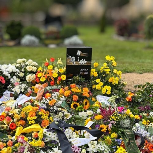 Urnengrabstein mit Colora-Bild auf Stein