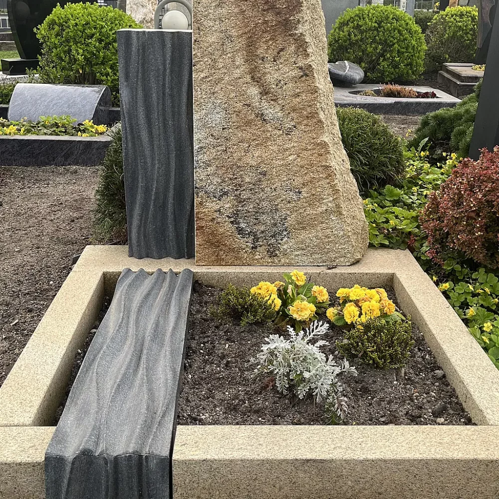 Moderne Urnengrabstein Beispiel bepflanzt
