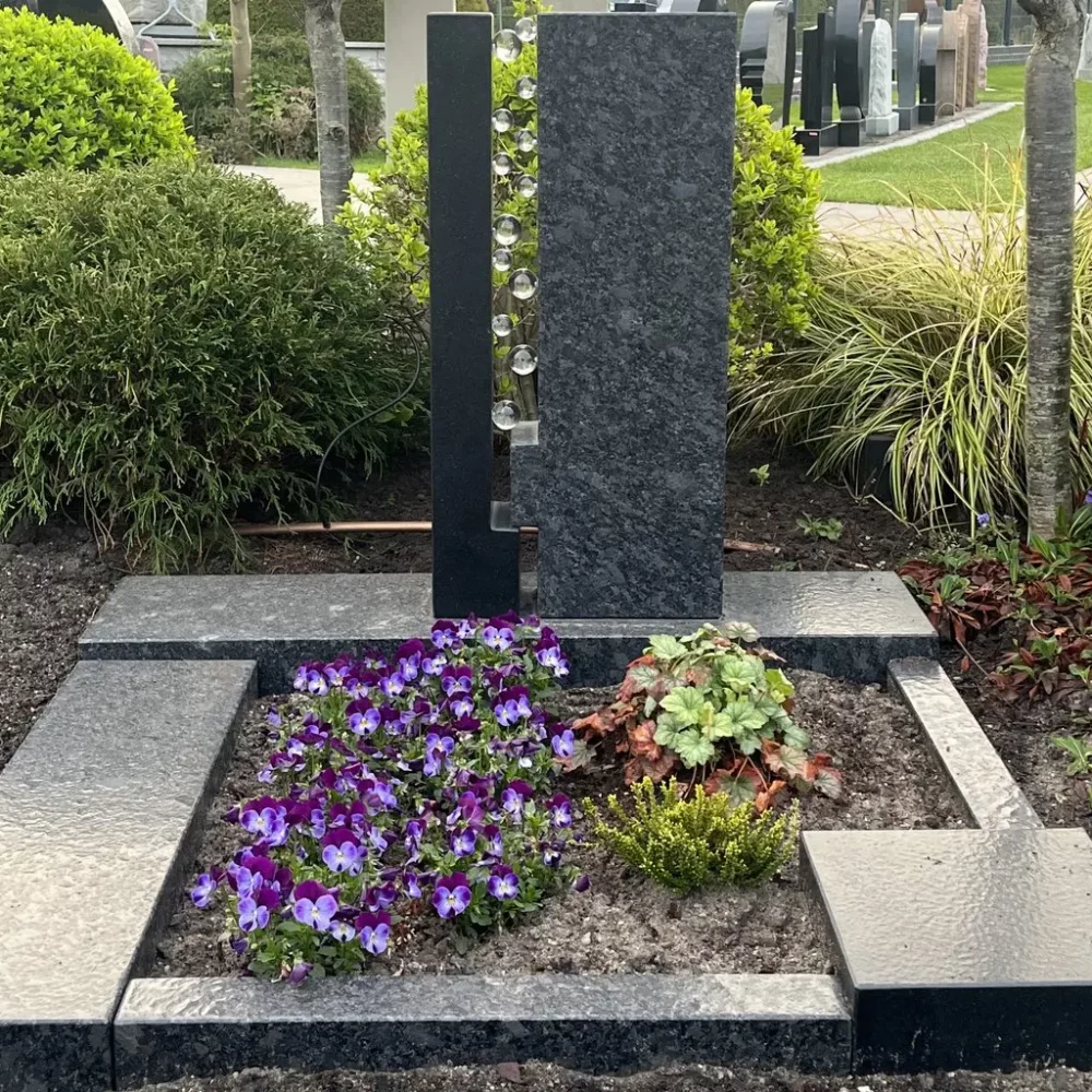 Moderne Urnengrabstein Beispiel bepflanzt