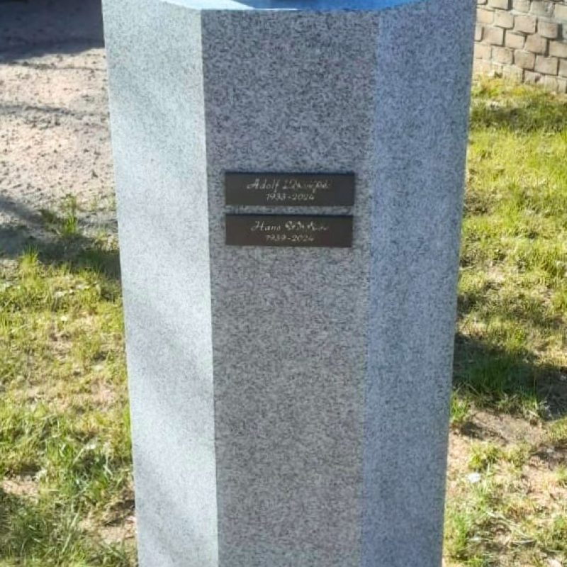 Gräbergemeinschaft Trapez-Stele