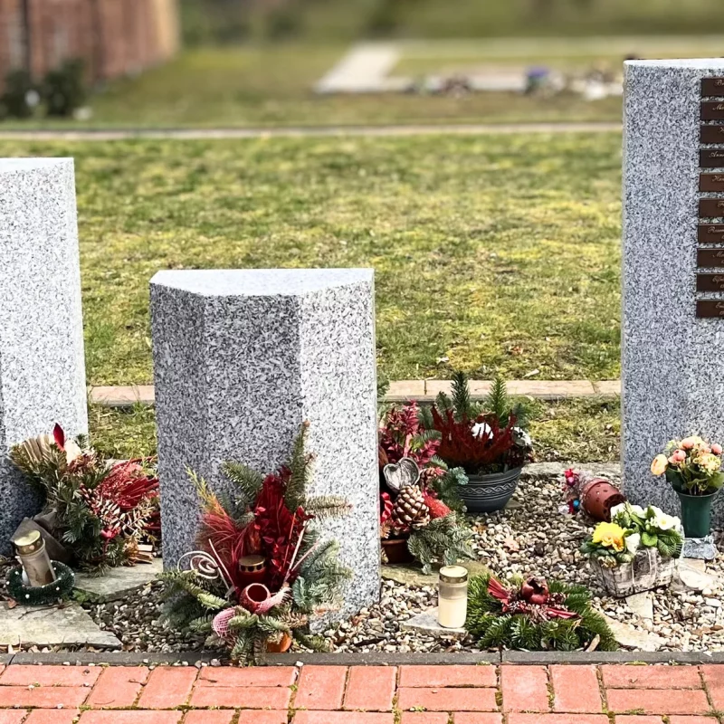 Gräbergemeinschaft Trapez Stellen, heller Granit mattschliff