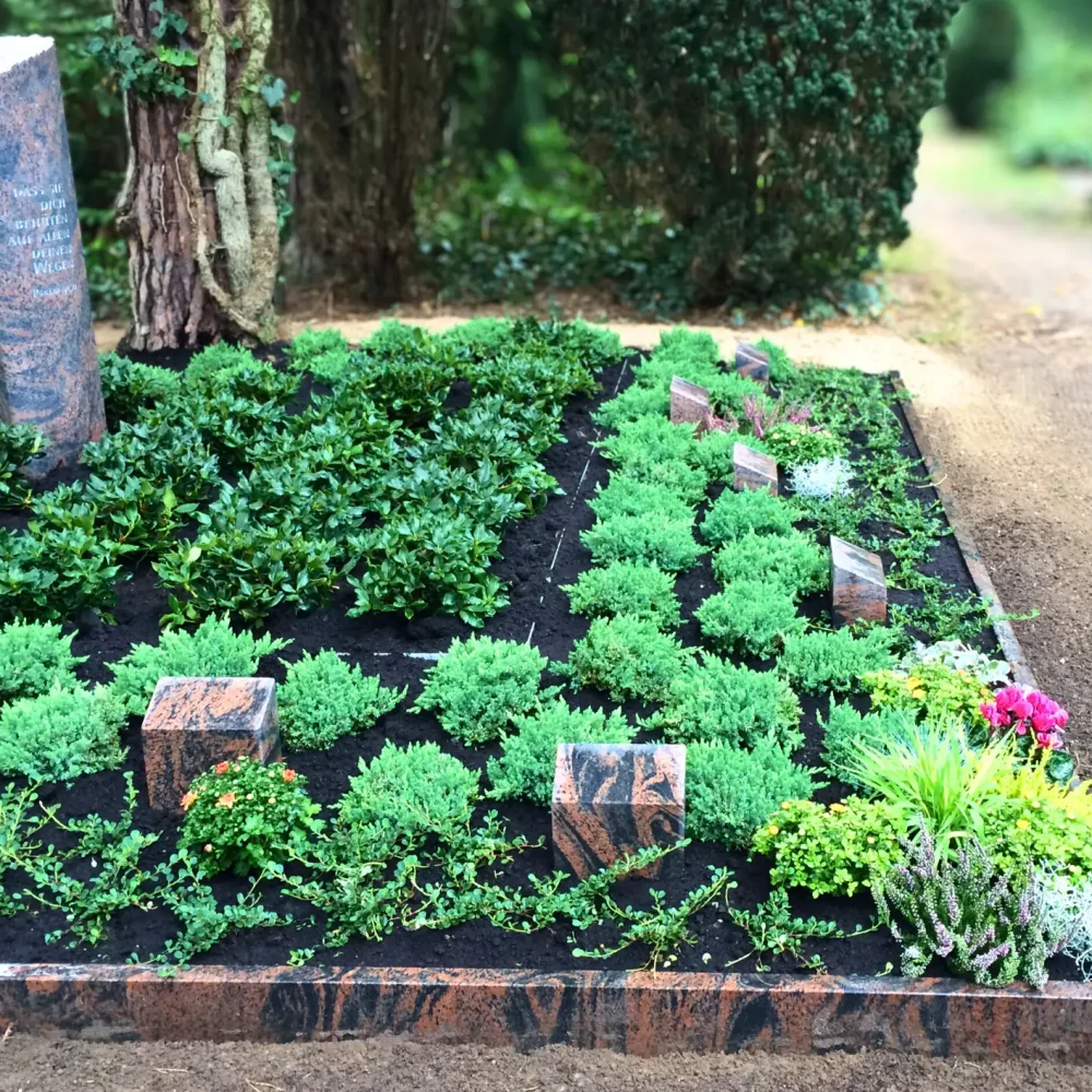 Gemeinschaftsanlagen gestaltet von Naturstein Grobe auf Friedhöfen