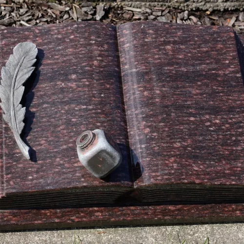 Kissenstein Rubystar, poliert, Buchform mit Seitendeckel, Feder und Tintenfass