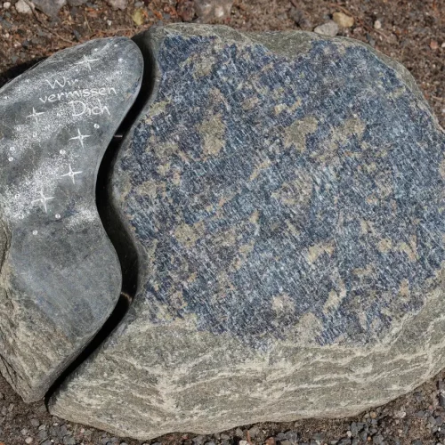 Kissenstein Sepentin mit Swarowski-Ornamentik mit Schweif