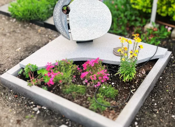 Urnengrabstein mit Swaroski-Steinen veredelt