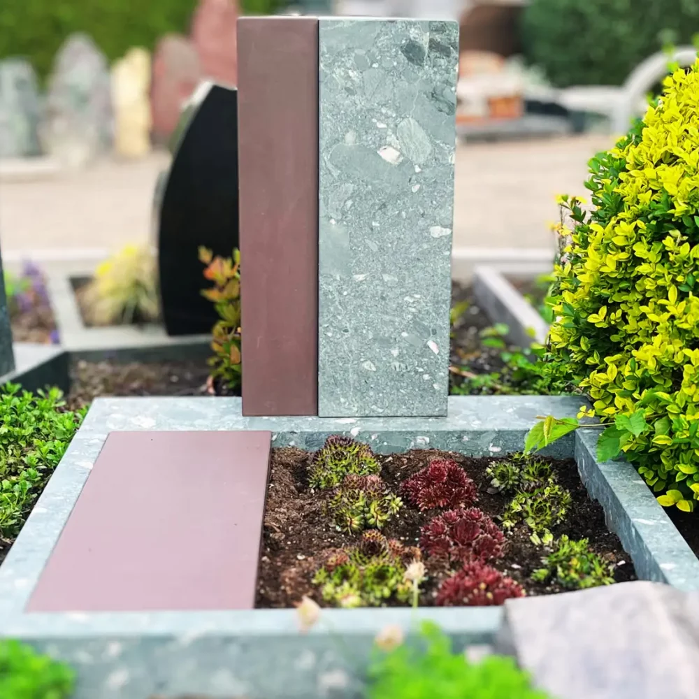 Moderner geradliniger Urnengrabstein, zweiteilig