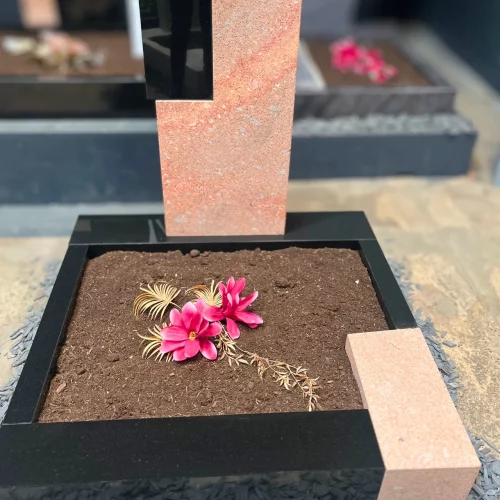 Rochlitzer Porphyr mattschliff, kombiniert mit schwarzem Granit poliert – Urnenanlage