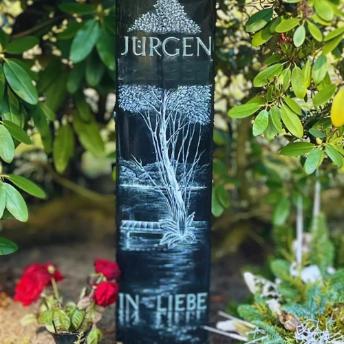 Beispiel schlanke Stele in schwarz Granit