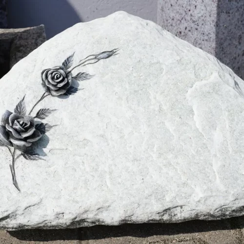 Schriftplatte mit Stütze gespalten, Stein getrommelt, Symbolik plastisch vertieft