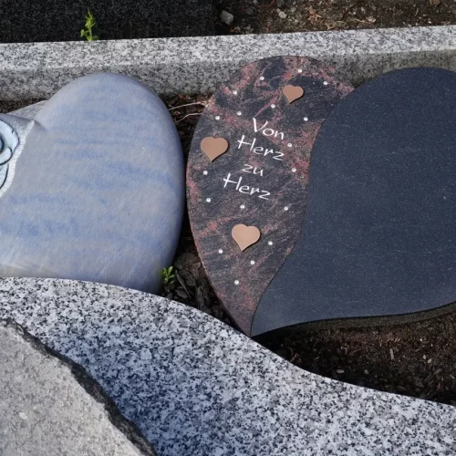 Schriftplatten als Herz, Azul Demacaubas poliert, abgesetzte Symbolik, rechts schwarzer Granit Indora