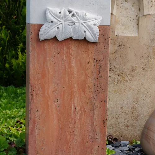 Stele aus Travertin-Marmor, Symbolik plastisch aus weißem Mamor