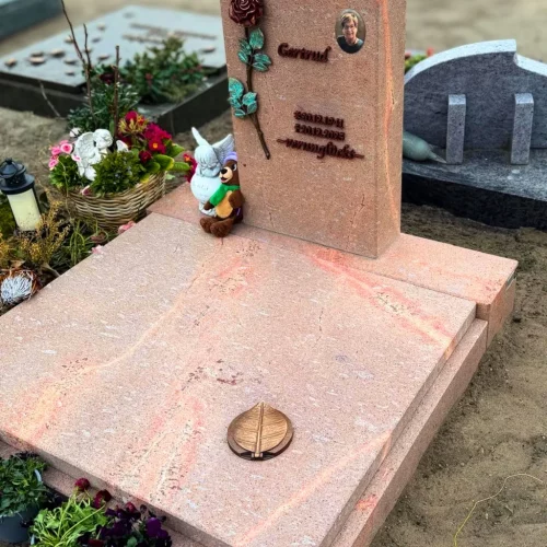 Urnengrabanlage komplett aus Rochlitzer Porphyr