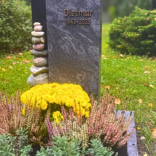 Beispiel Urnengrabanlage mit Jieselsteinen