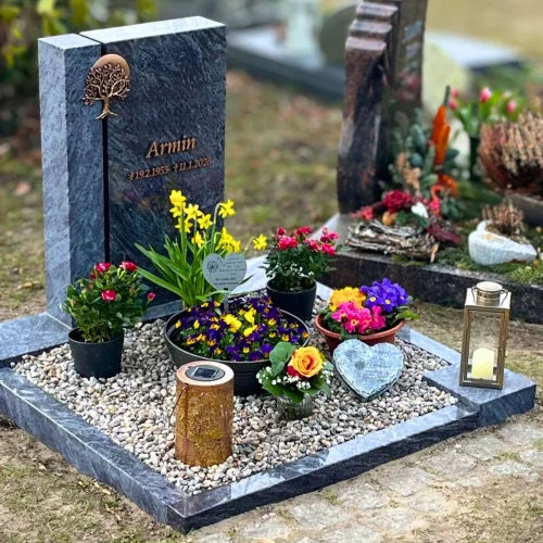 Urnengrabanlage aus Eigenproduktion. Material: Orion, poliert, satiniert