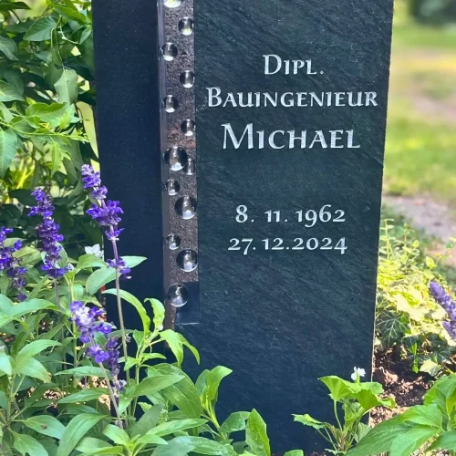 Urnengrabstein mit Glaskugeln