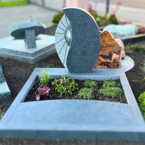 Urnengrabanlage aus Hohwald-Granit in Grautönen