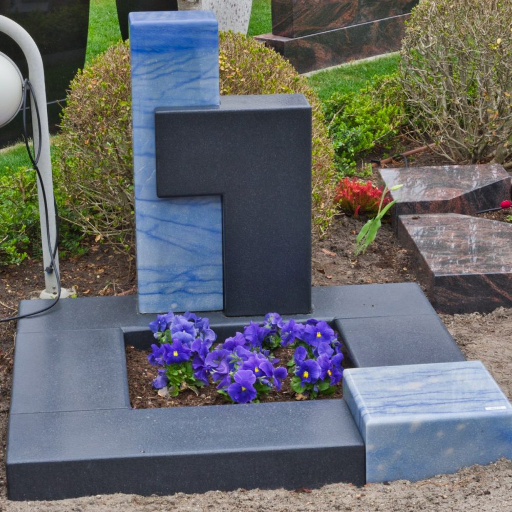 Urnengrabstein Azul Macaubas poliert mit schwarzem Granit satiniert