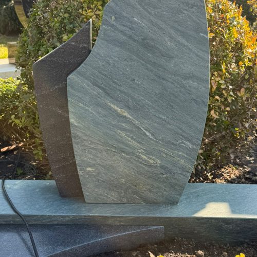 Urnengrabstein mit Dorfer-Grün