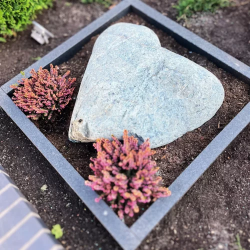 Liegestein einer Urnengrabanlage in Herzform