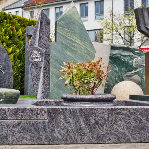 Urnengrabstein Orion poliert mit Dorfer Grün satiniert