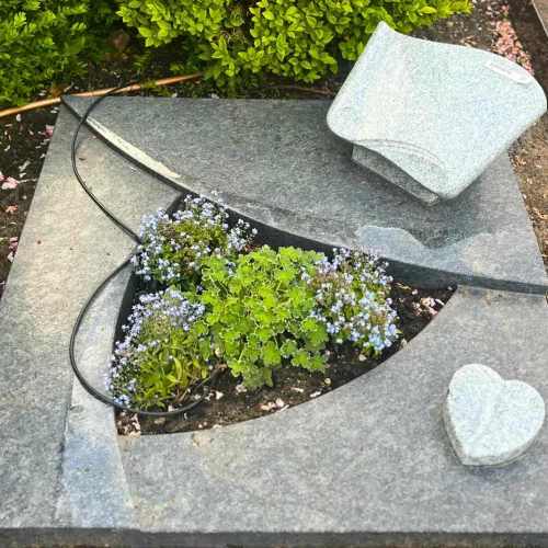 Urnengrabstein als Schriftplatte in Grautönen