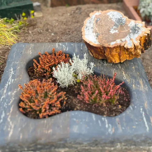 Urnengrabstein mit versteinertem Holz